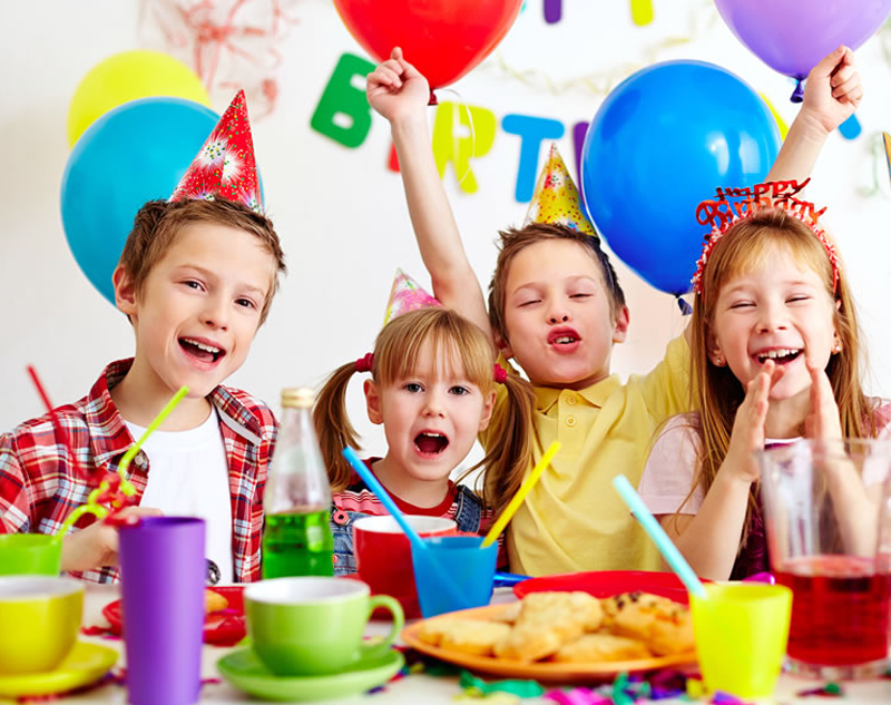 Kinderen van 7 t/m 9 jaar tijdens een kinderfeestje